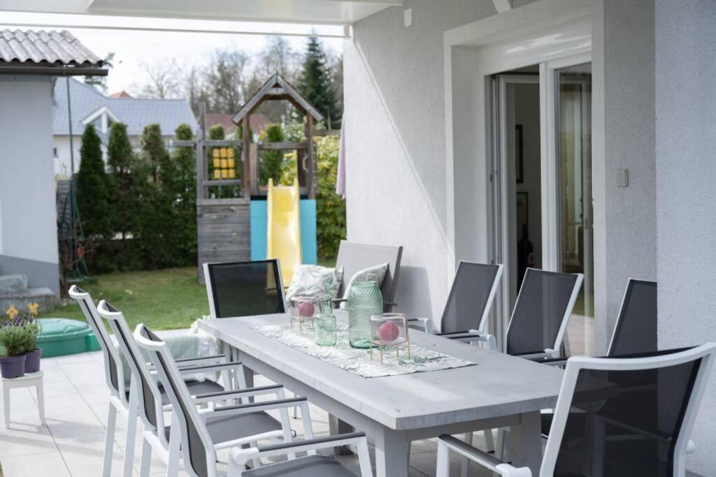 Schoenes Ferienhaus Mit Garten Portschach am Worthersee Bagian luar foto